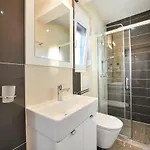 Lily Zadarvillas *