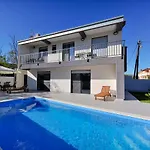 Lily Zadarvillas Vila