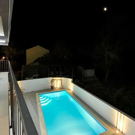 Lily Zadarvillas *